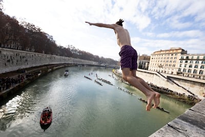 Roma da la bienvenida al 2026 con el tradicional salto al río Tíber