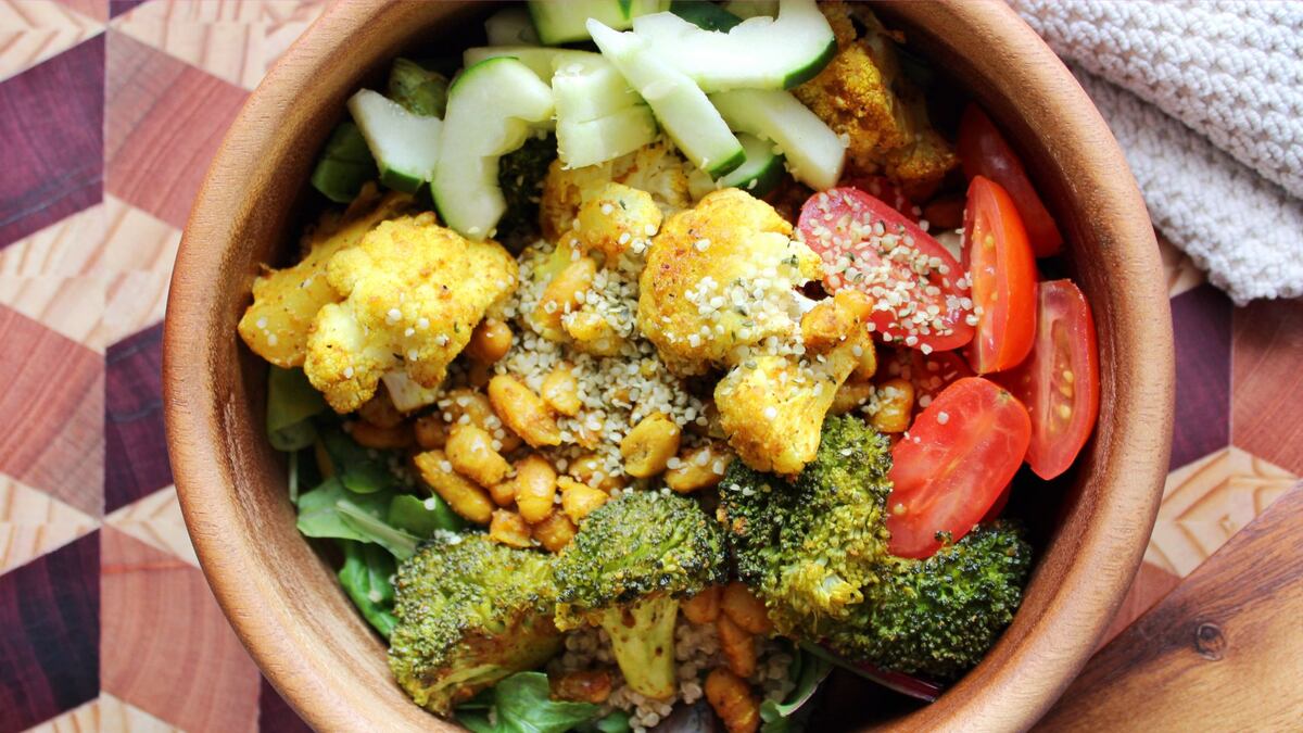 Bowl vegano de coliflor, brócoli y frijoles Cannellini rostizados