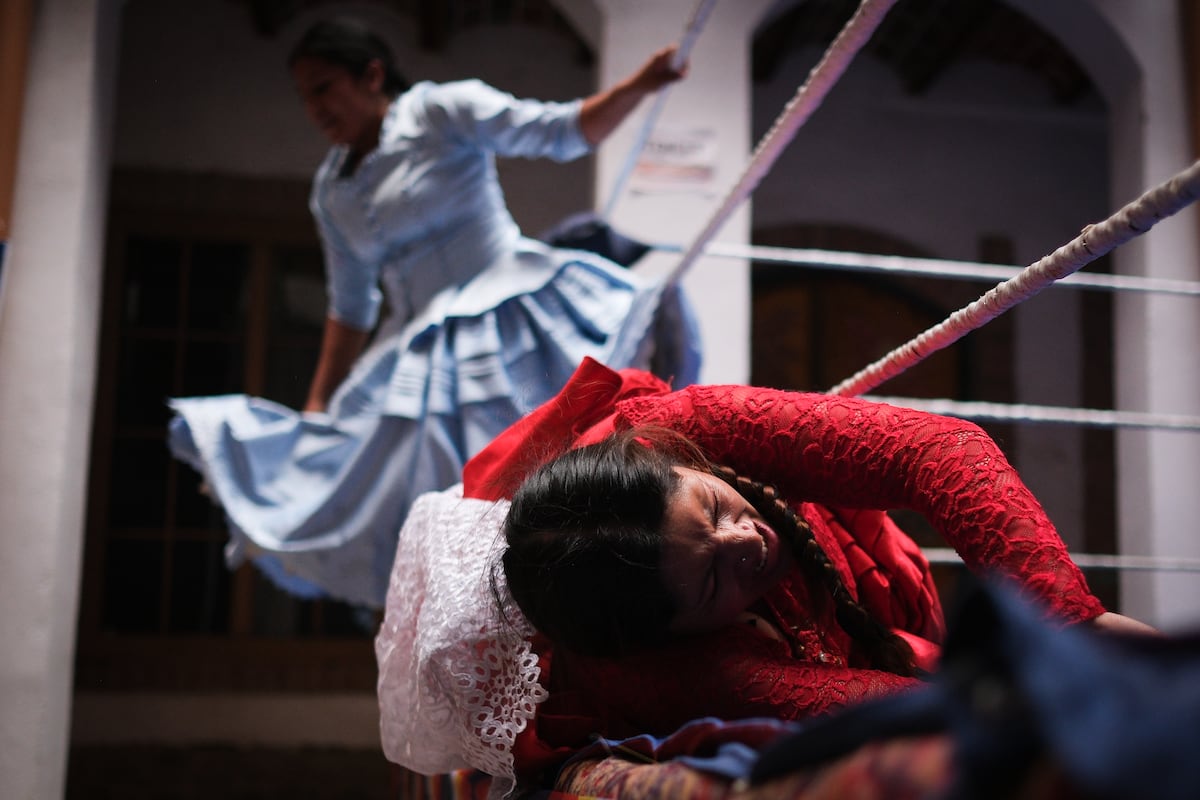 Cholitas luchadoras, arte y turismo en el centro cultural del boliviano Mamani Mamani