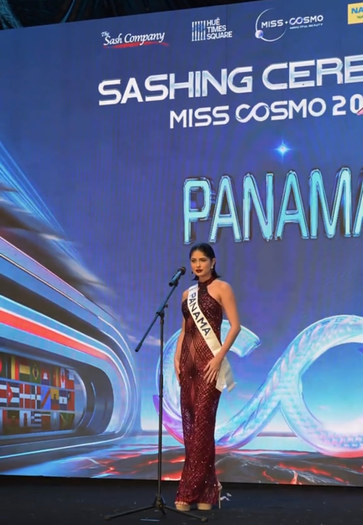 Italy Mora recibe oficialmente la banda de Panamá en el certamen Miss Cosmo International