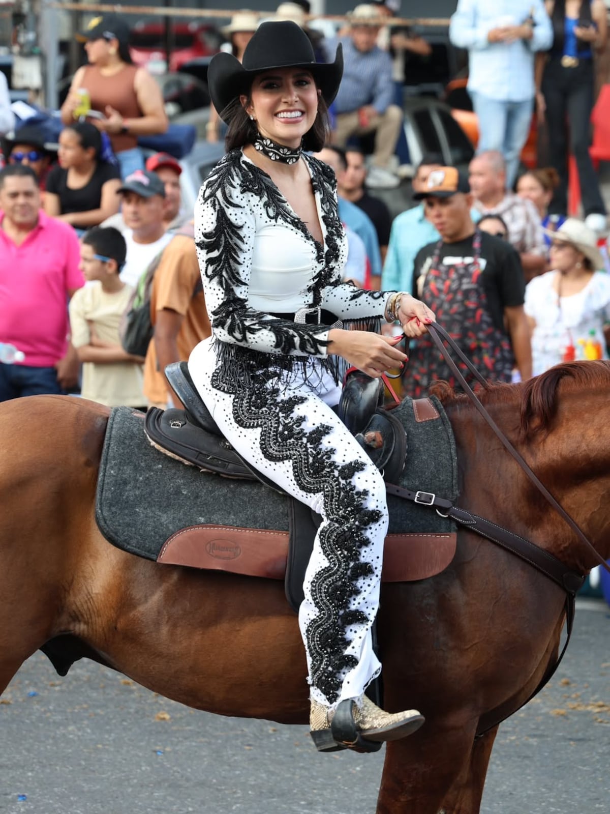 Katleen Levy, ex diputada panameña, y su atuendo trabajado en 10 horas para la cabalgata de San José en David, Chiriquí