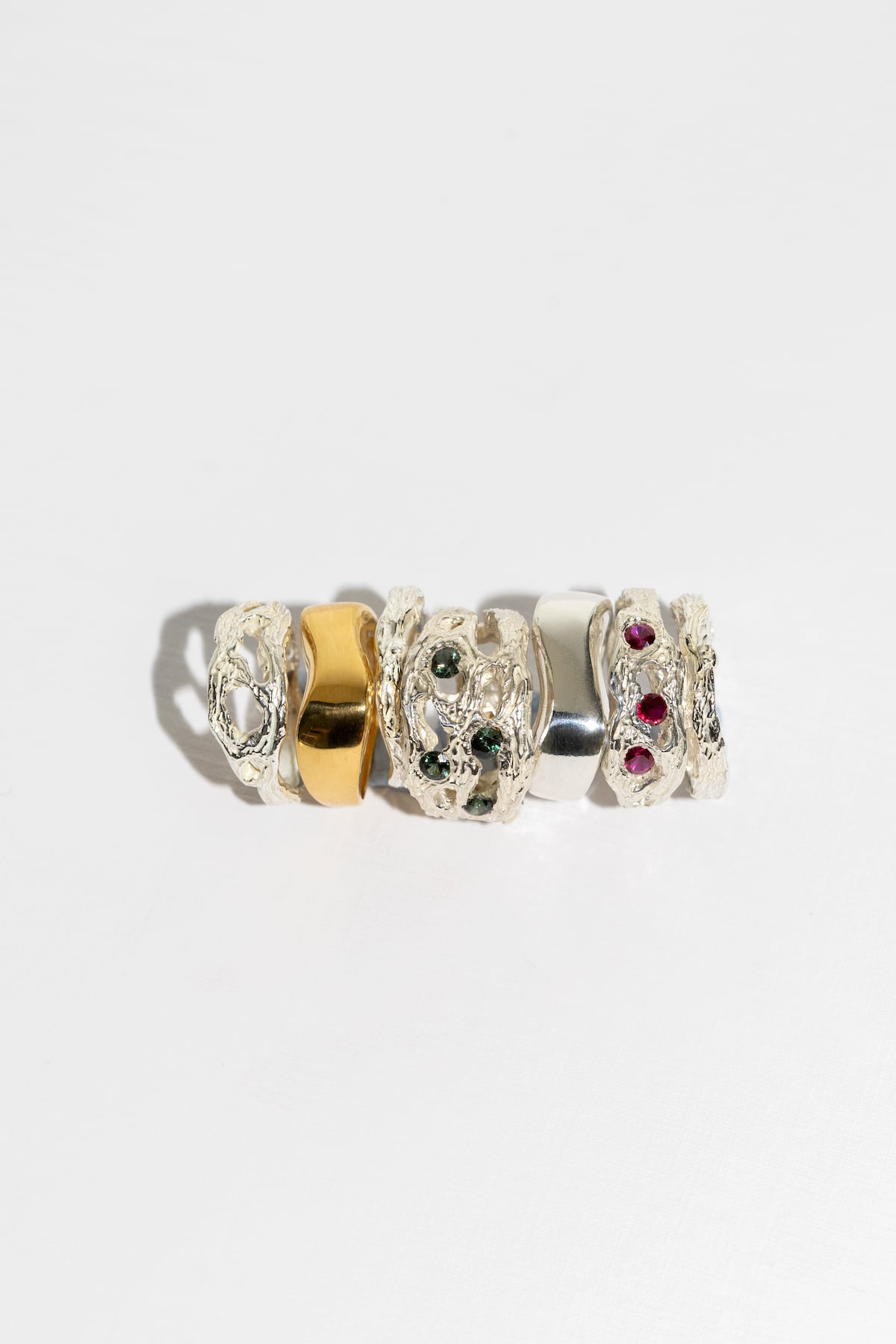 Grandes y con personalidad, así se llevan las joyas 