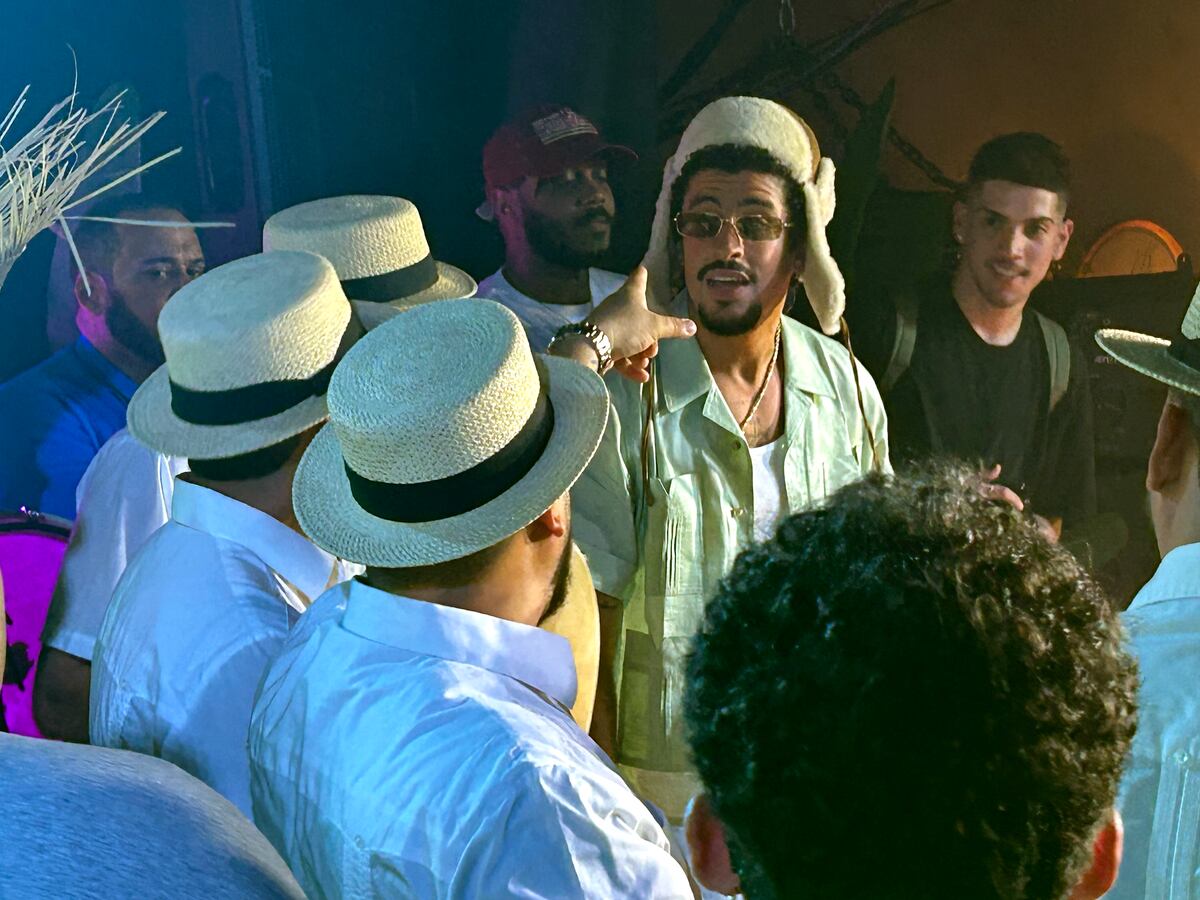 Bad Bunny defiende a los inmigrantes y llama a la unidad en el vídeo del tema ‘Nuevayol’