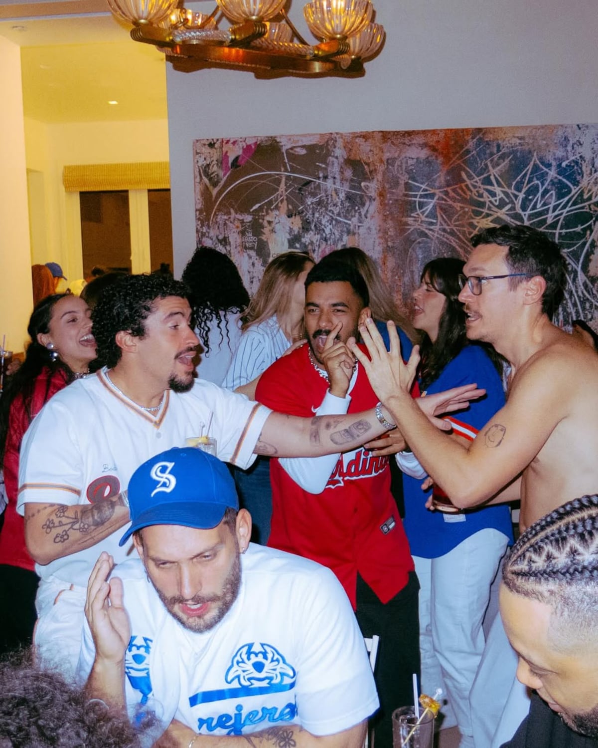 ‘Una fiesta de locos’: Así fue la celebración por el cumpleaños 47 de Residente