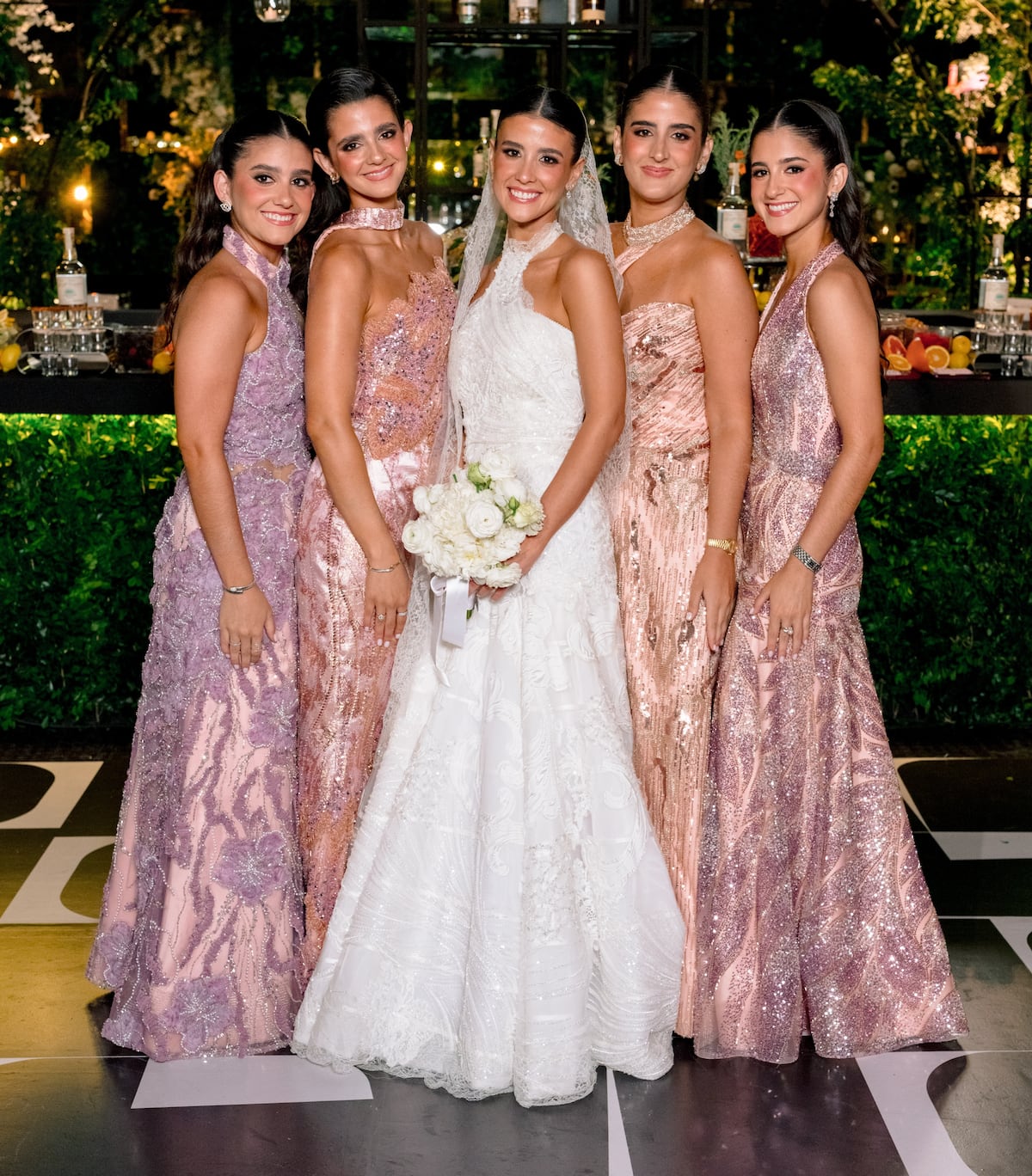 Los vestidos de las hermanas de Julianne Roux en su boda, diseños panameños de la firma Valar