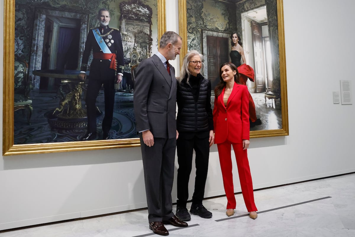 Los reyes de España contemplan sus retratos ante su autora, la fotógrafa Annie Leibovitz