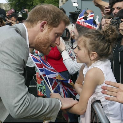 El príncipe Harry saluda a sus seguidores a las afueras del Castillo de Windsor