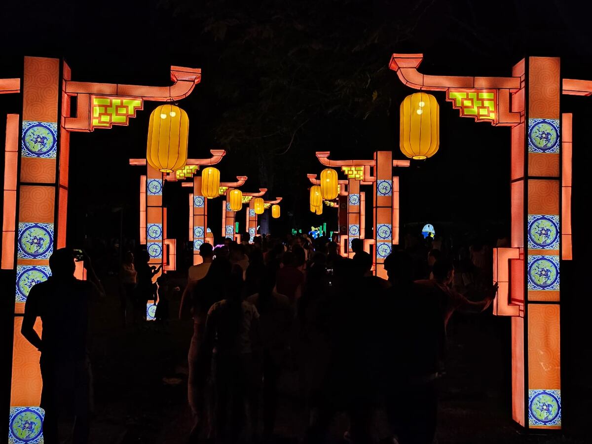 El festival de linternas chinas alumbra el camino en el parque Omar