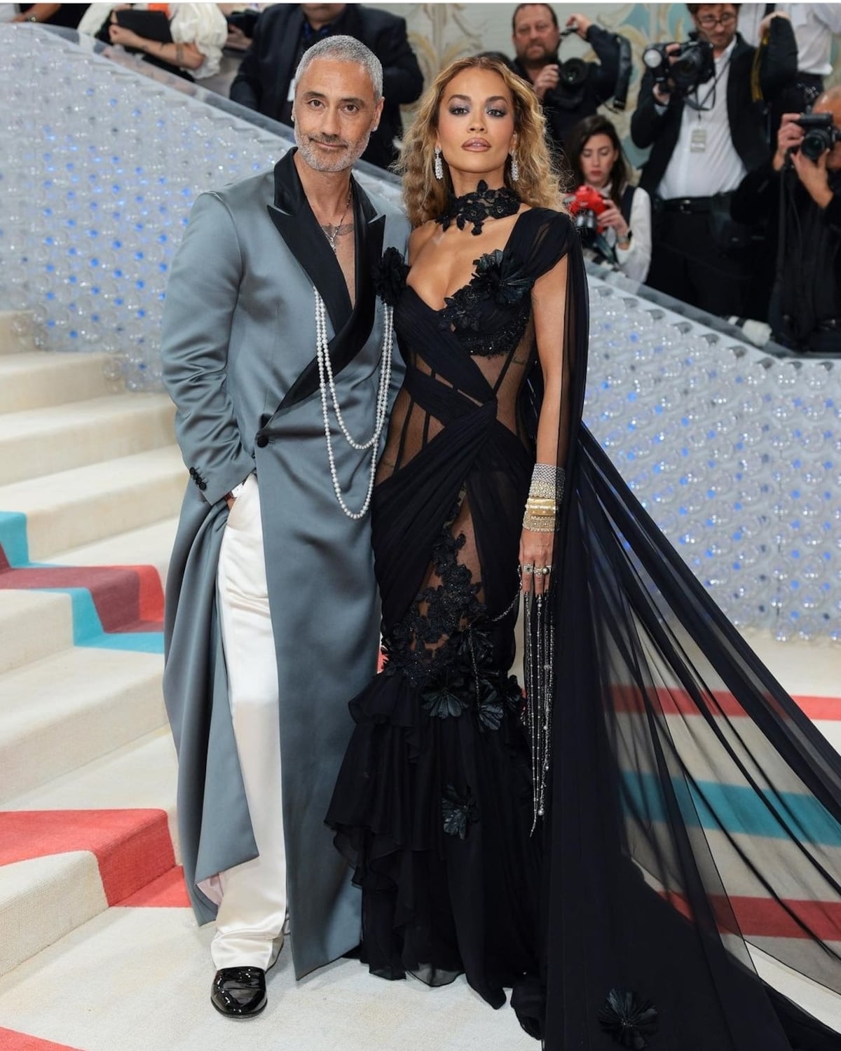 Salma Hayek y su esposo, Robert Pattison y su novia Suki Waterhouse, parejas famosas en Met Gala 2023