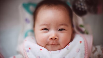 Crisis de solteros, "mujeres sobrantes" e impuesto al condón: por qué la apuesta de China para que nazcan más bebés salió mal