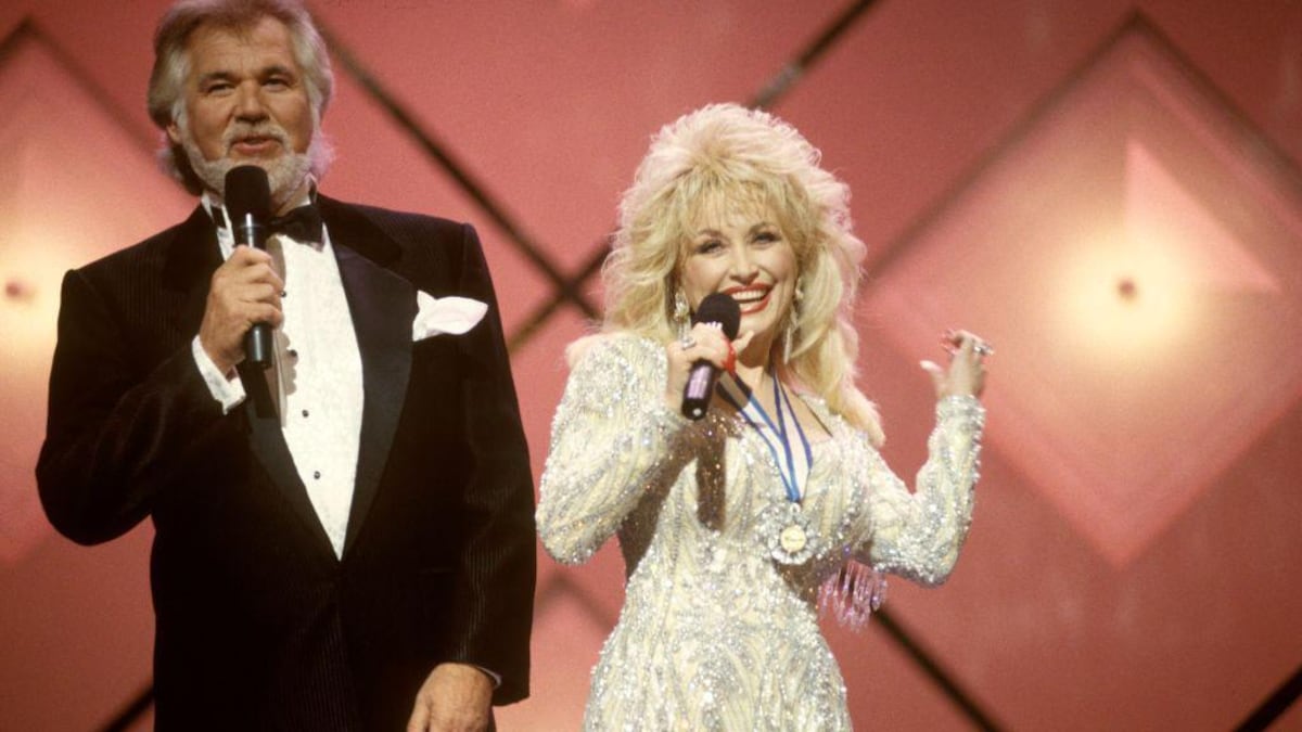 De “Jolene” a “I Will Always Love You”: cómo contó Dolly Parton la historia de su vida a través de 6 canciones icónicas