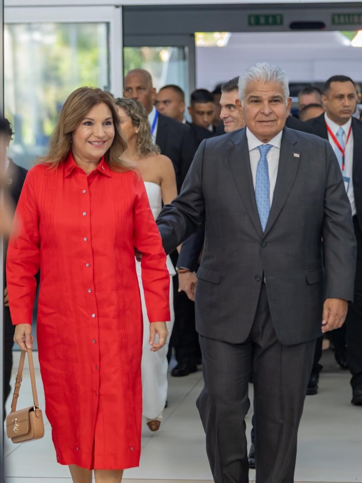 Hecho por manos panameñas: el vestido rojo que lució la primera dama de Panamá, Maricel de Mulino, para recibir a jefes de estado y líderes internacionales