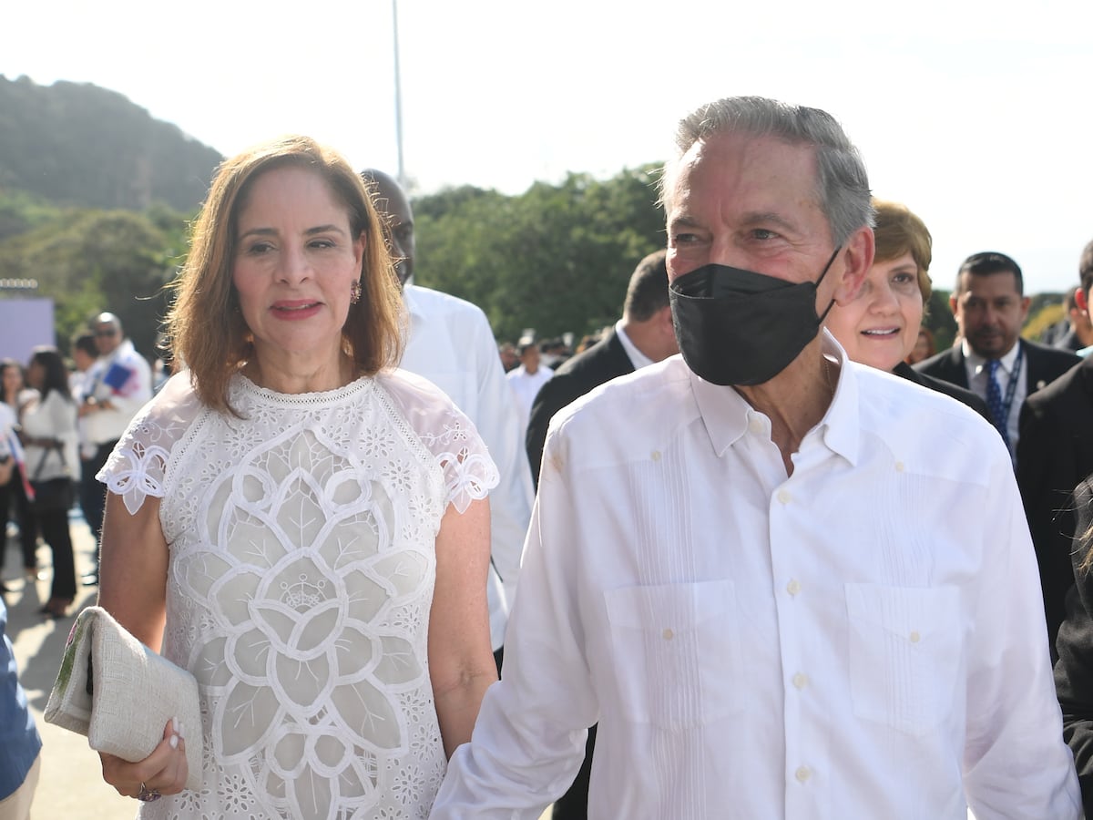 Nito Cortizo, su esposa Yazmín, y otros asistentes al acto de conmemoración de los 25 años del Canal en manos panameñas