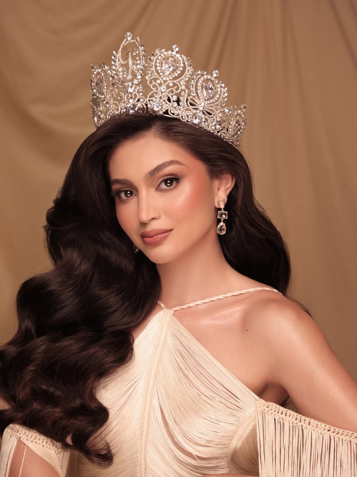 Miss Universo Panamá 2024, Mirna Caballini, posa por primera vez con la corona Justine