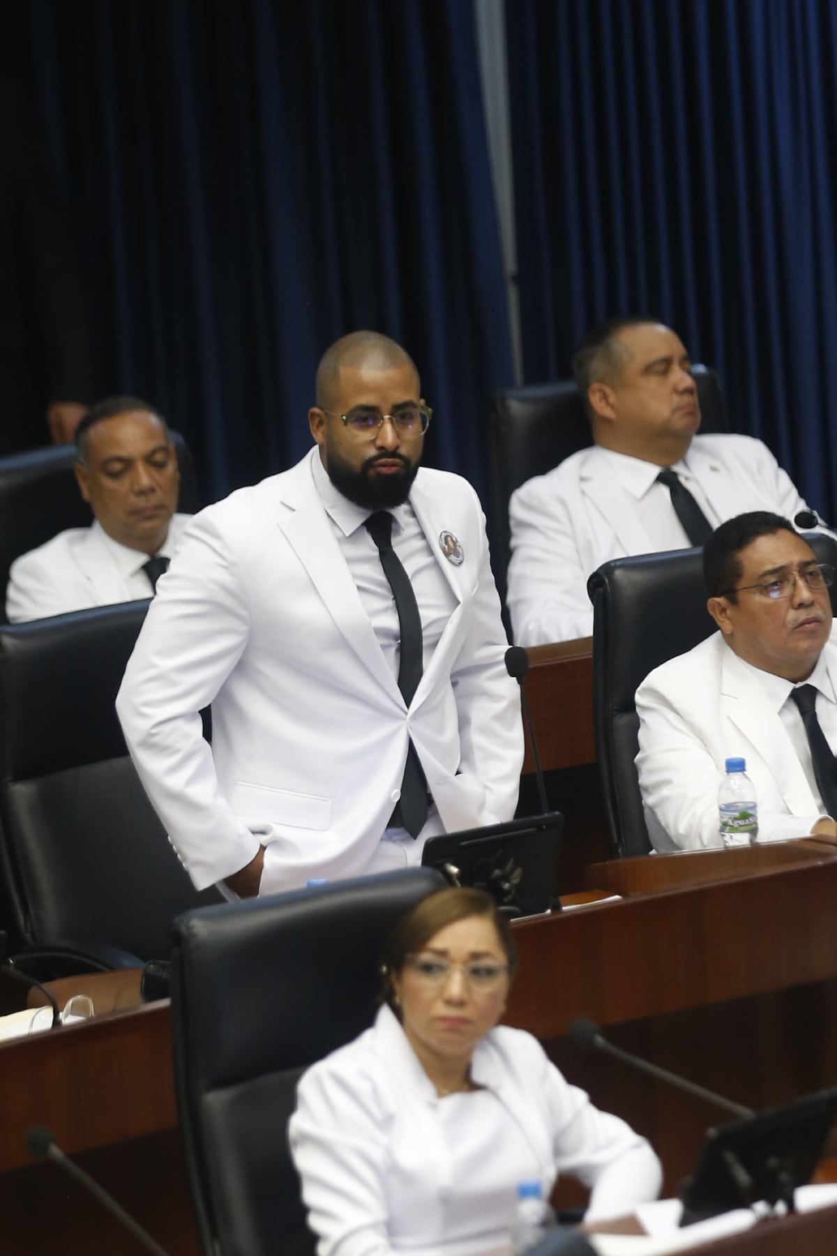 7 nuevos diputados panameños en traje blanco