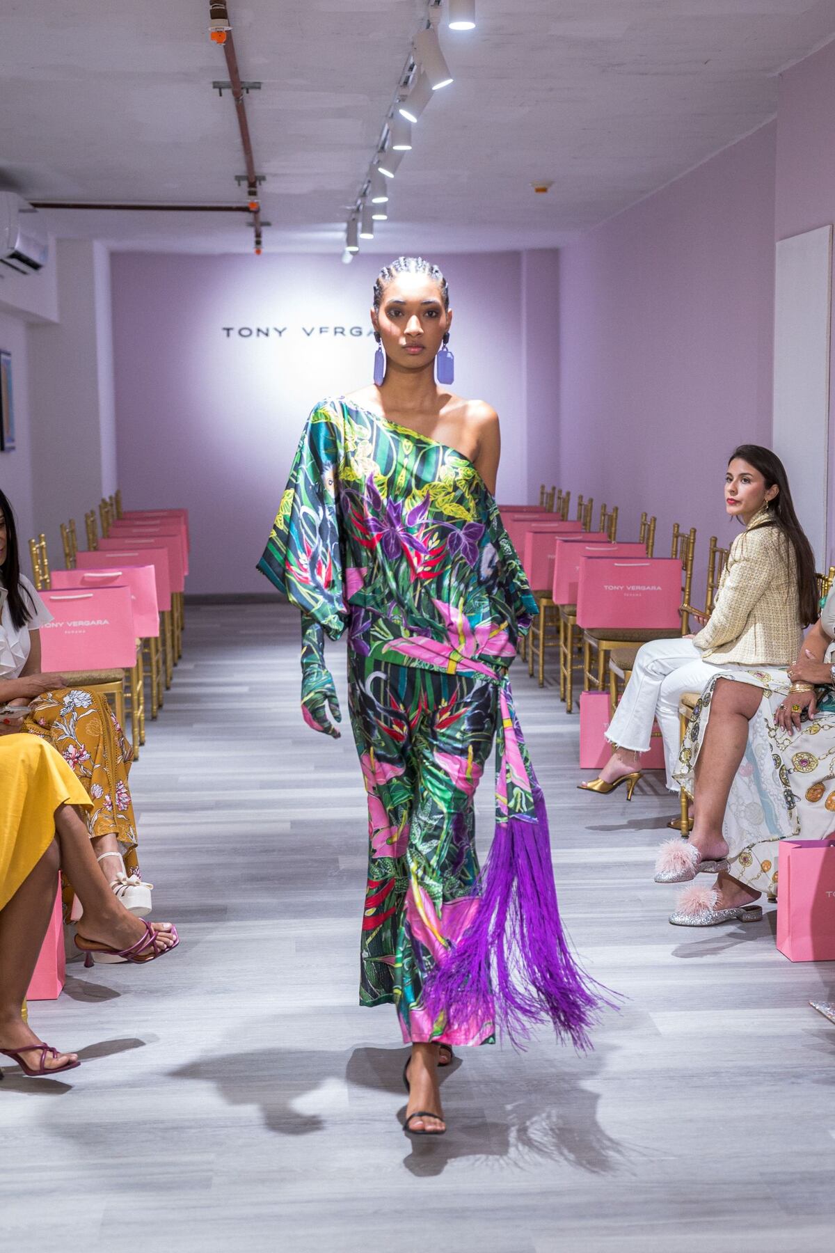 El diseñador panameño Tony Vergara presentó su colección verano 2024, inspirada en el corazón de la montaña