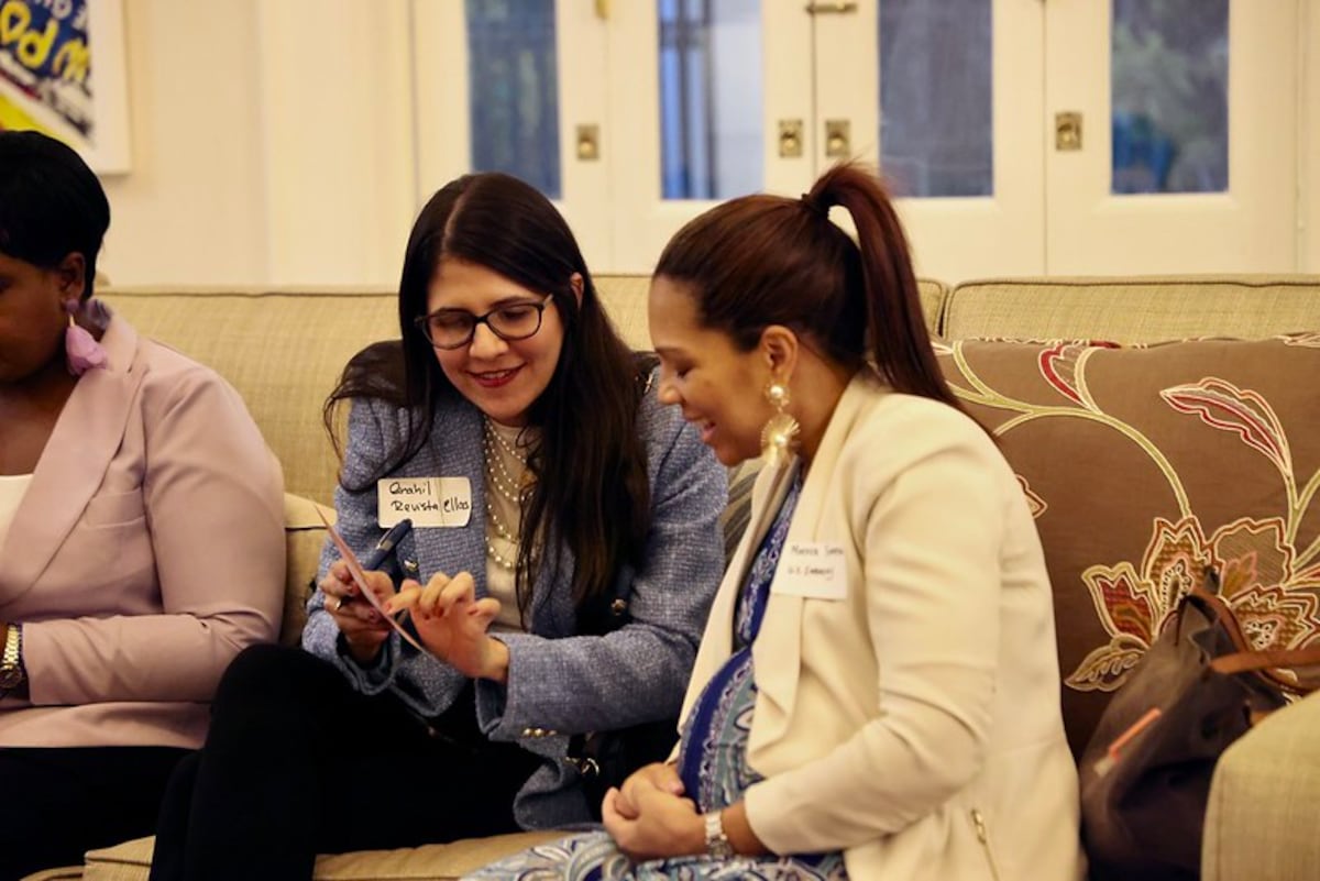 Networking entre mujeres en la residencia de la embajadora de Estados Unidos