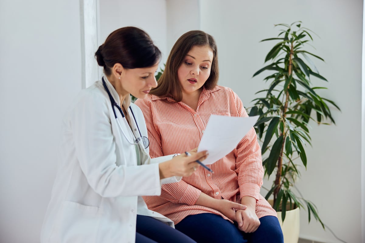 Estudio de Mayo Clinic revela causas ocultas de los infartos en adultos jóvenes, especialmente en mujeres