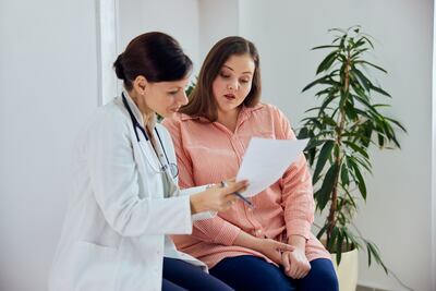 Estudio de Mayo Clinic revela causas ocultas de los infartos en adultos jóvenes, especialmente en mujeres