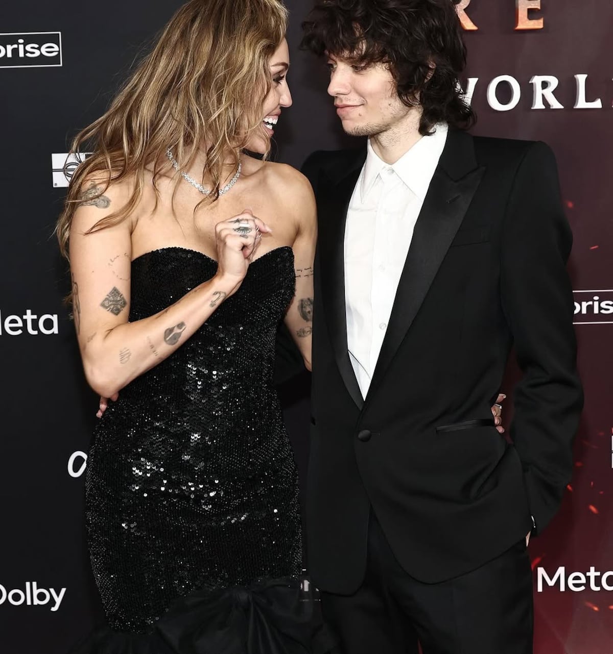 La cantante Miley Cyrus y el baterista Maxx Morando se comprometieron, según la revista People