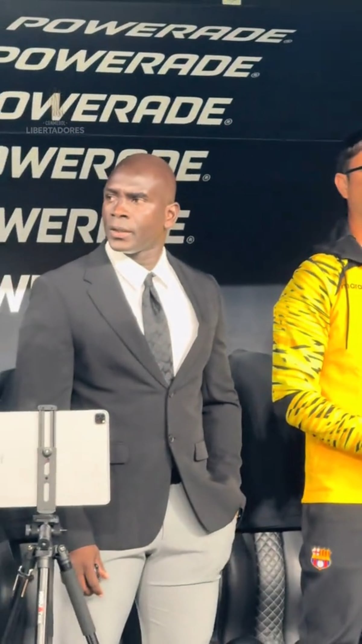 De esmoquin blanco en la cancha: él es Segundo Castillo, el director técnico que viste de gala para sus partidos