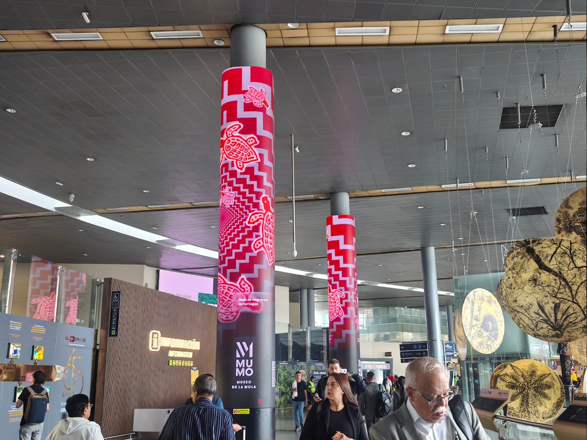 El arte guna de la mola viaja al aeropuerto de Bogotá