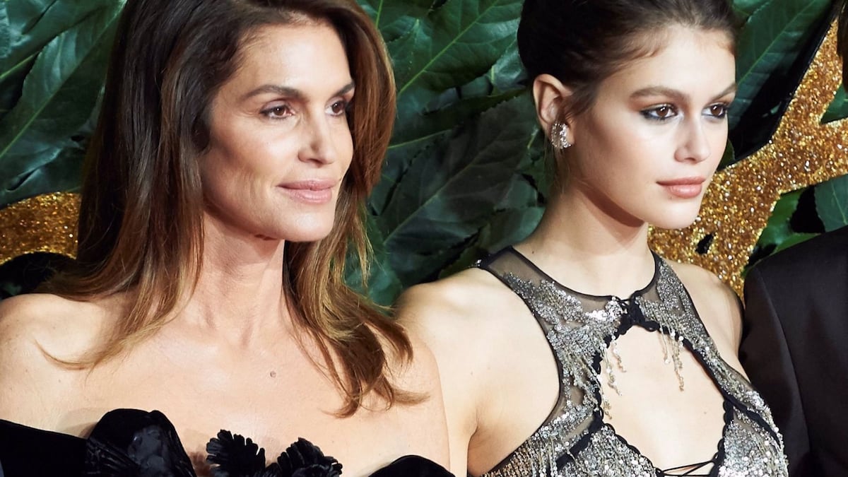 Zara confia en Cindy Crawford y en su hija Kaia para mostrar prendas sencillas y versátiles