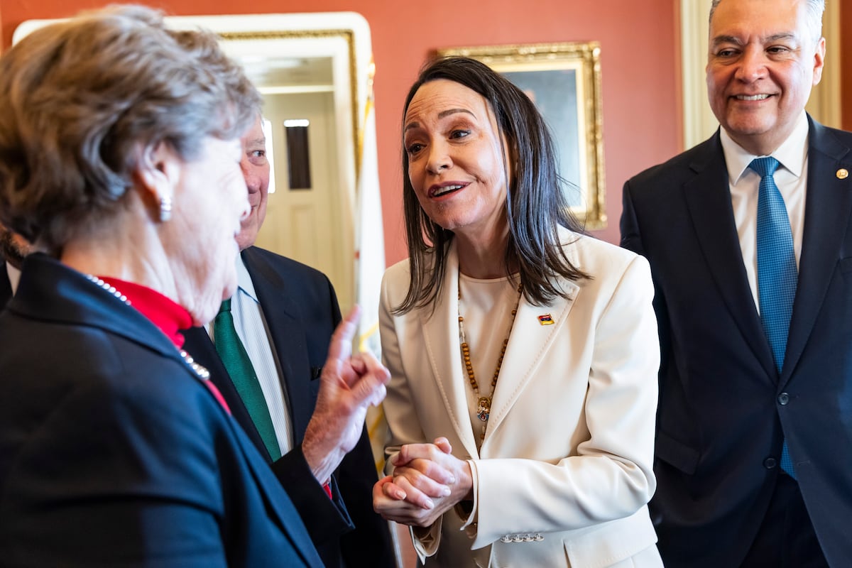 María Corina Machado y su traje blanco (y su cartera hecha en Venezuela) para almorzar con el presidente Donald Trump en la Casa Blanca