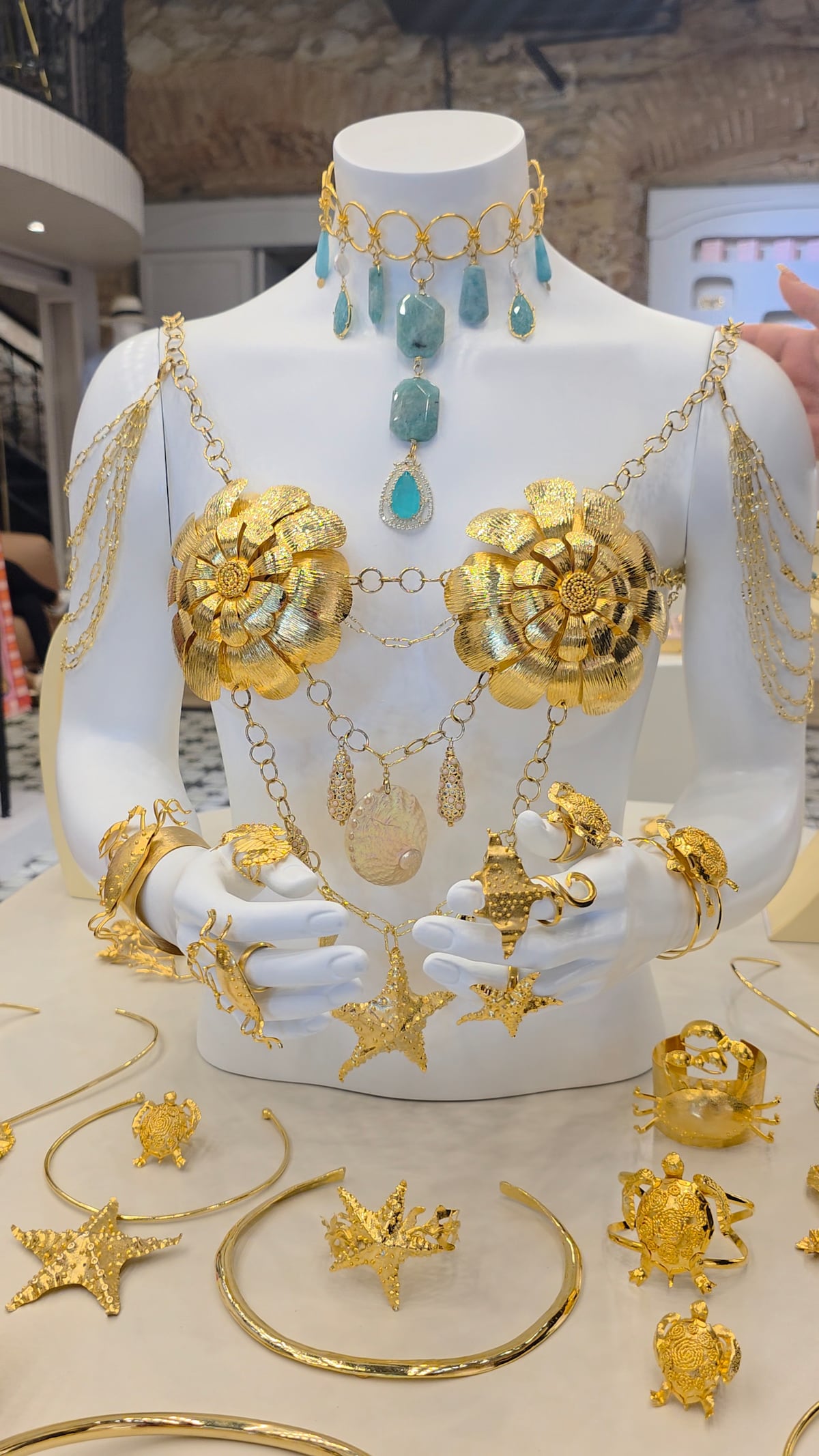 Joyería panameña con nudos quirúrgicos: Un recorrido por la boutique de Michelle Ferrer en Casco Antiguo