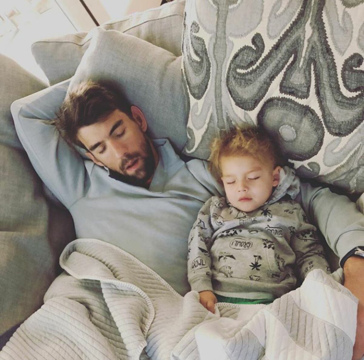 La Roca, piel a piel con su bebé, y otros padres famosos