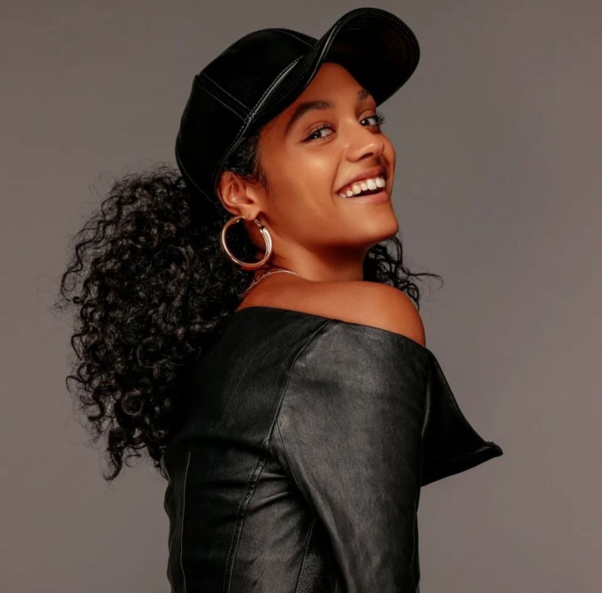 Rizos bajo el sol: satín y agua para protegerlos en verano