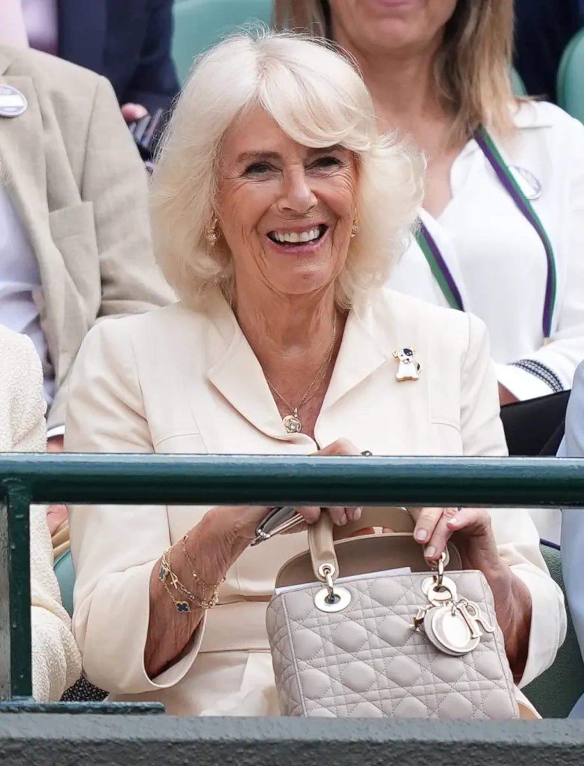 El bolso de Dior, bautizado en honor a Lady Di, es el nuevo predilecto de la reina Camilla