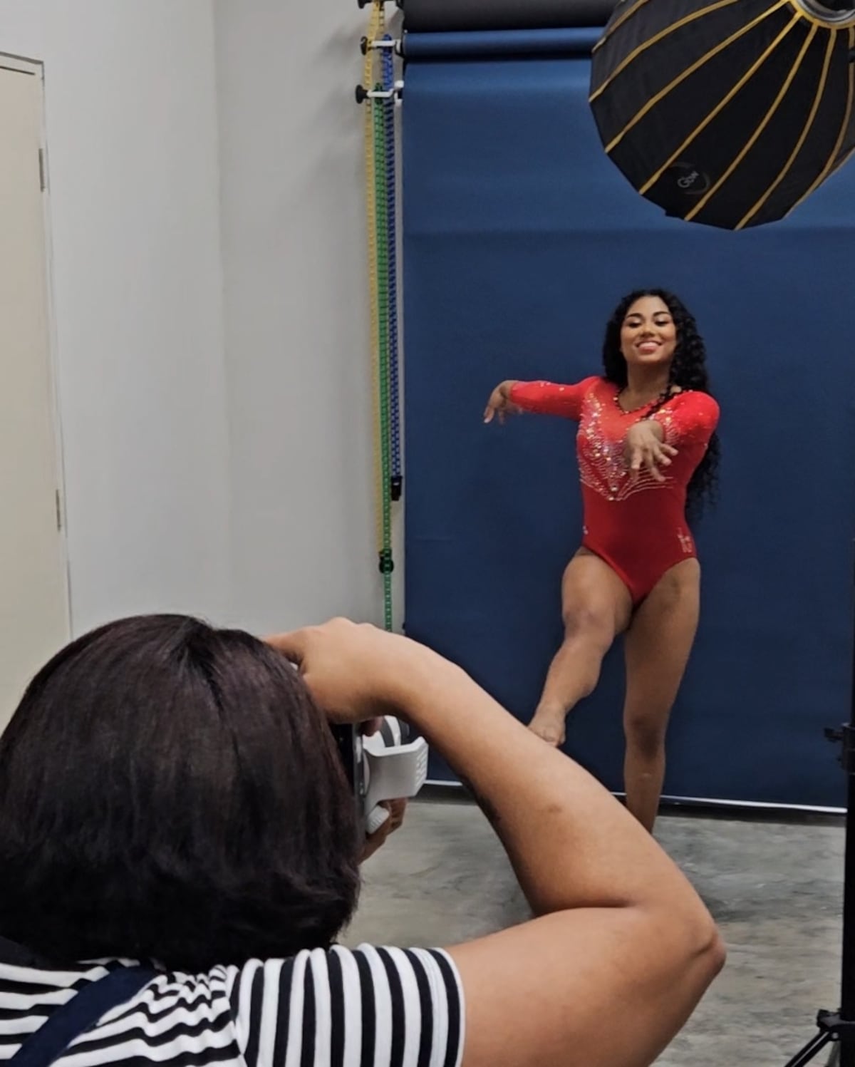 Detrás de cámara de la sesión de portada de Hillary Heron para ELLAS