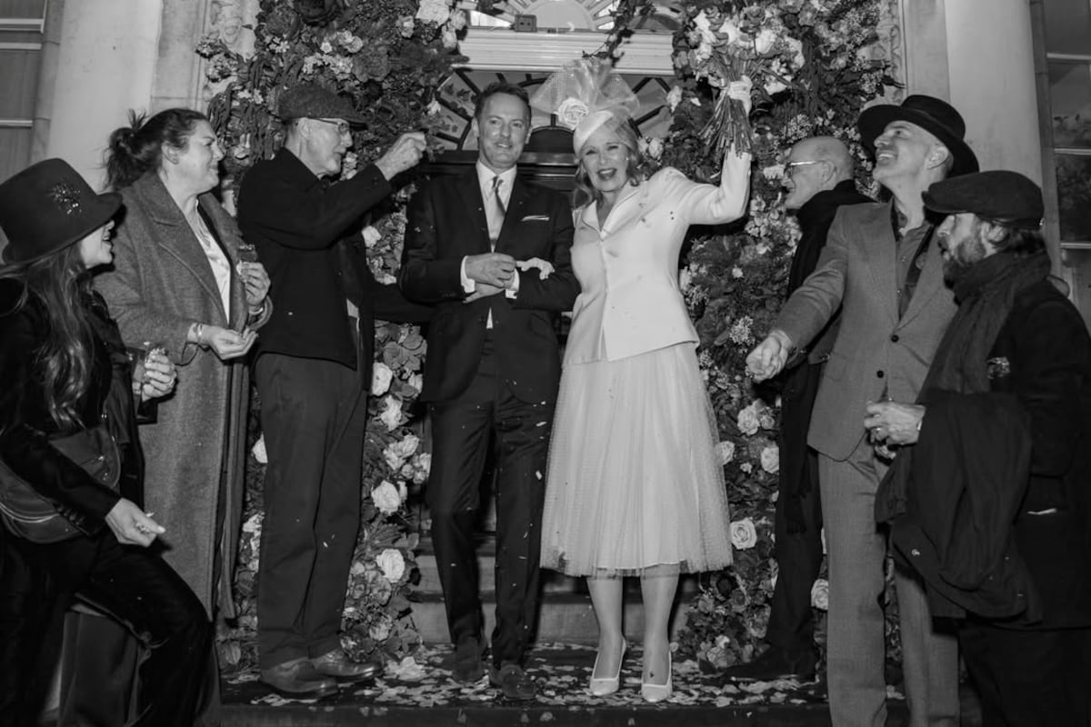 Vestida de Dior, la actriz Kim Cattrall, de Sex and The City, celebra su matrimonio