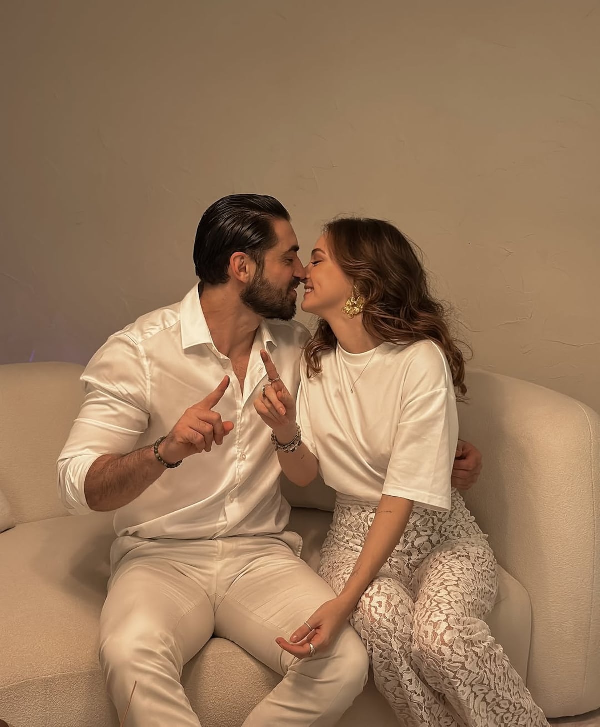 El novio que llevó un tierno collage con fotos de su novia en el esmoquin de su boda en Panamá