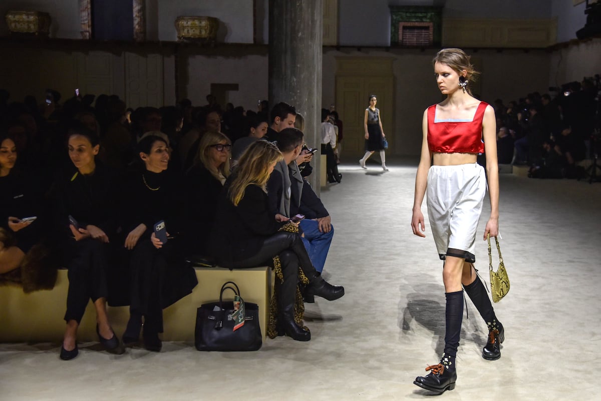 Prada reivindica la complejidad femenina con un desfile "a capas" en Milán