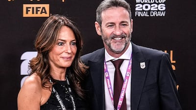 Thomas Christiansen, vestido de Hugo Boss, llega a la alfombra roja del sorteo de la Copa del Mundo 2026 