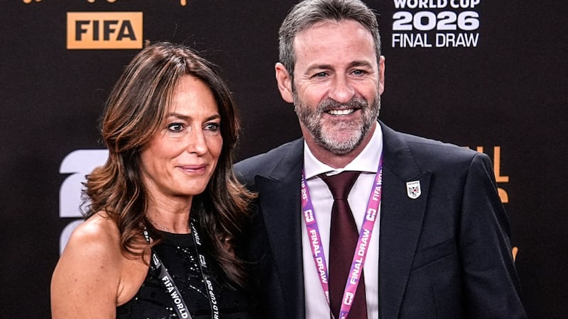 Thomas Christiansen, vestido de Hugo Boss, llega a la alfombra roja del sorteo de la Copa del Mundo 2026 