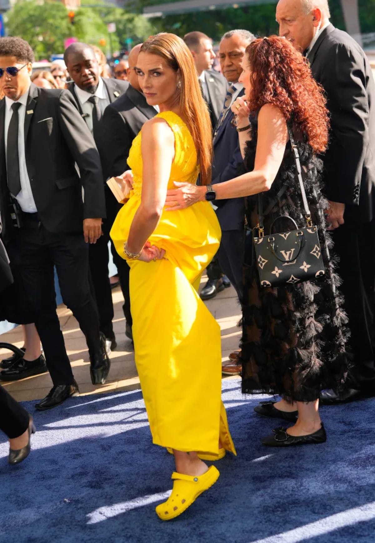 Por esta razón Brooke Shields llevó unas Crocs en una alfombra roja