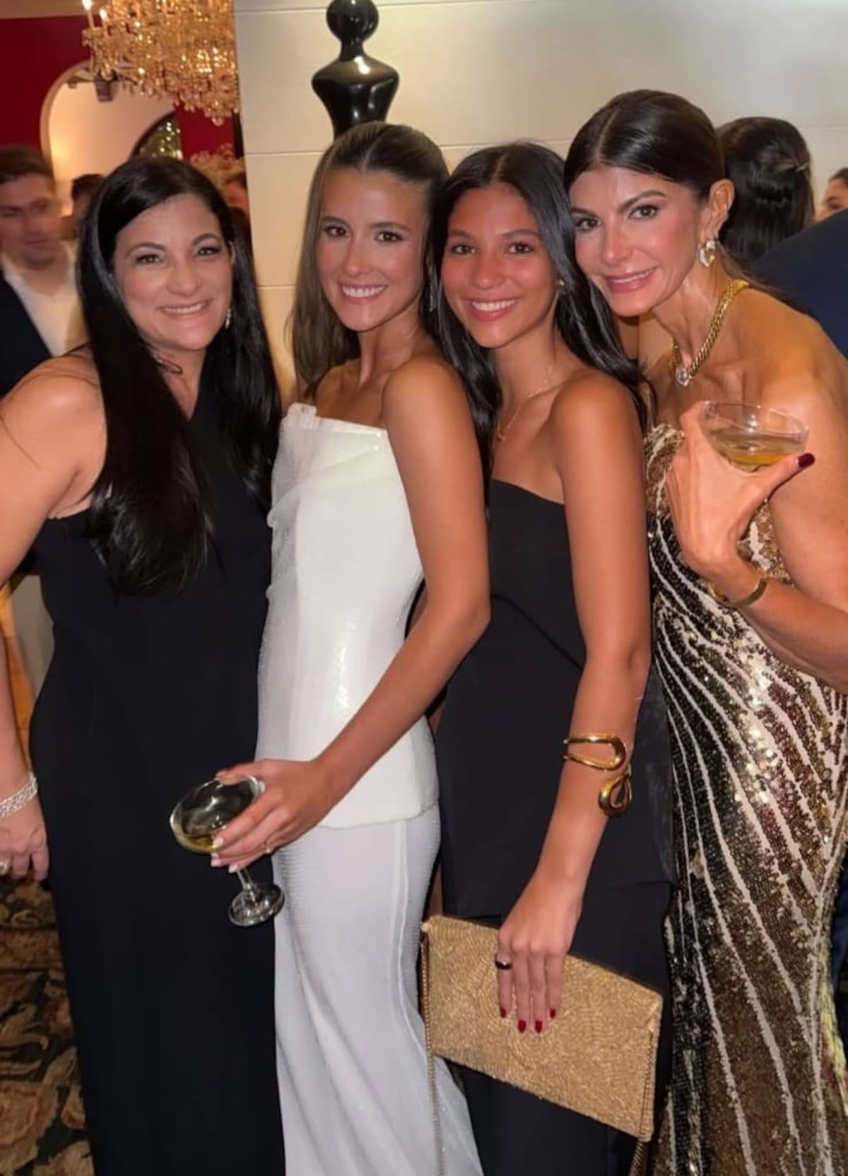 El vestido dorado de Gretel Morgan, mamá de Julianne Roux, para la boda civil de su hija