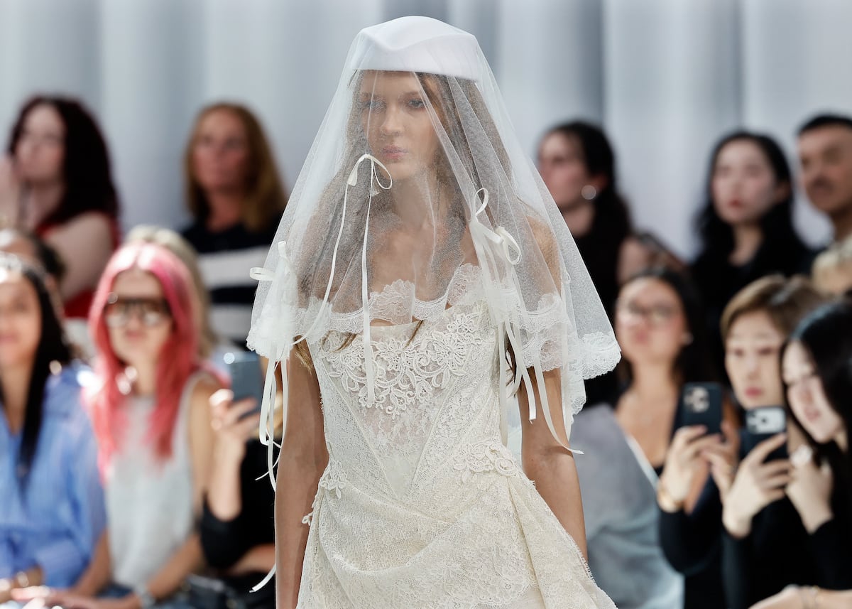 Moda nupcial 2027: Yolancris e Isabel Sanchís reivindican el vestido de novia artesano en Bridal Barcelona