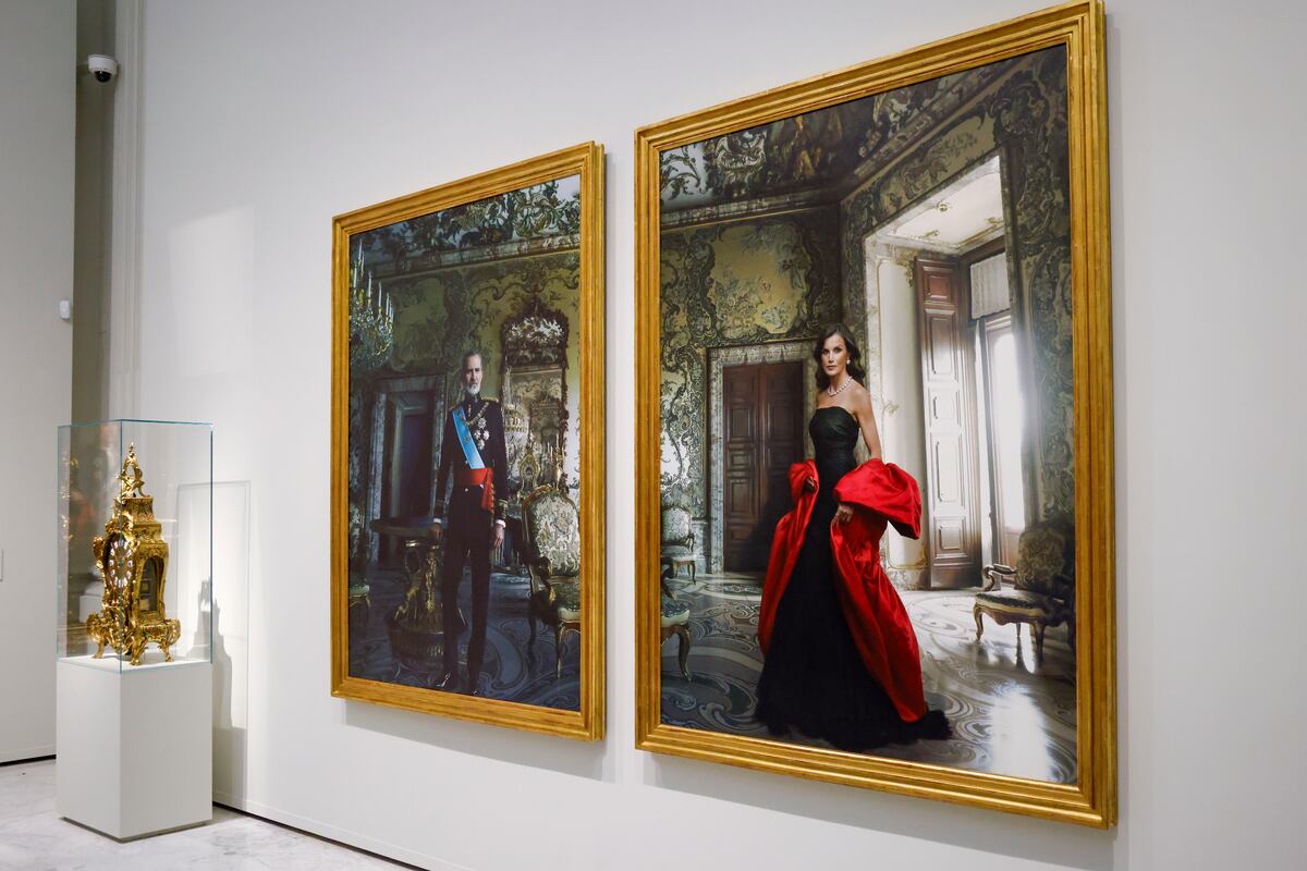 La reina Letizia (vestida de Balenciaga) y el rey Felipe VI en unos nuevos retratos por la fotógrafa Annie Leibovitz