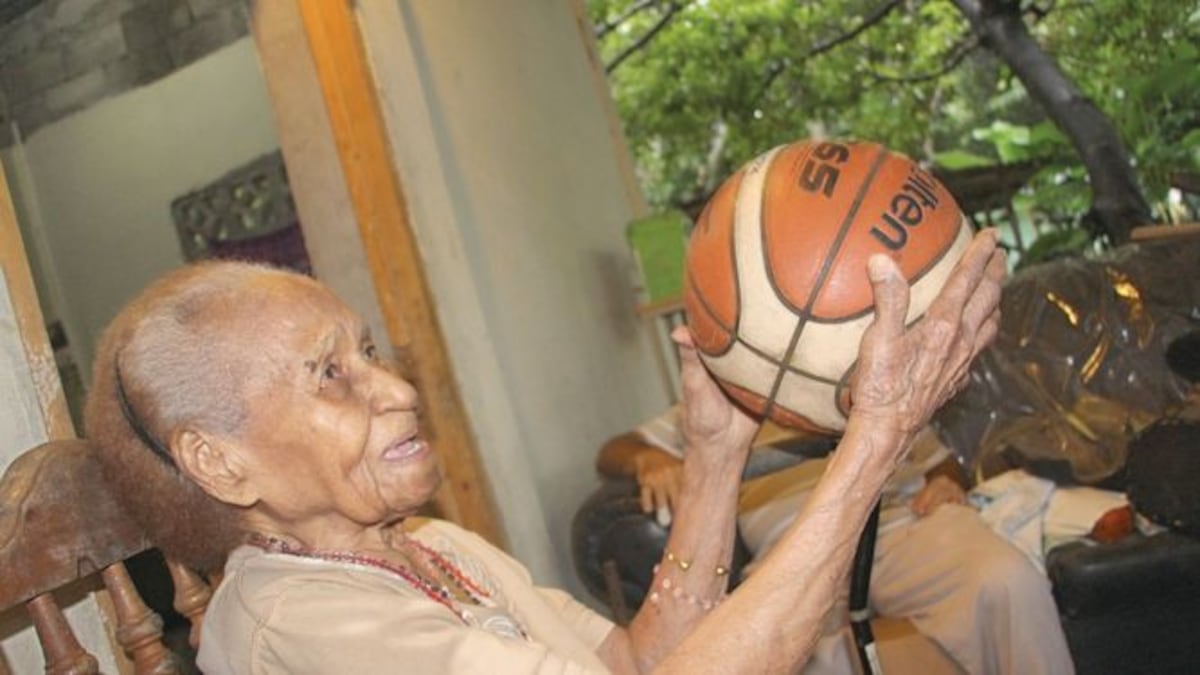 Fallece Delmira Pierce, pionera del baloncesto femenino panameño