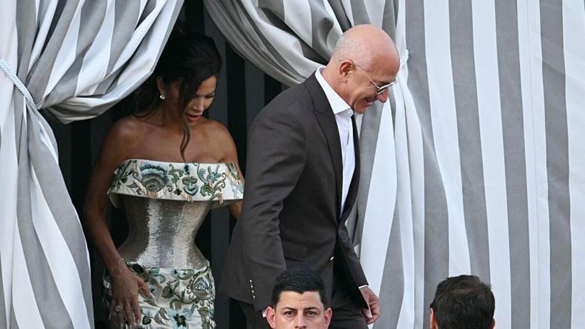 Quién es Lauren Sánchez, la periodista de origen mexicano cuya fastuosa boda con Jeff Bezos en Venecia despierta polémica