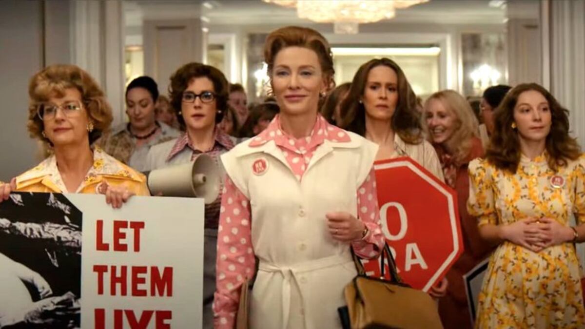 Más razones para ver ‘Mrs. America’