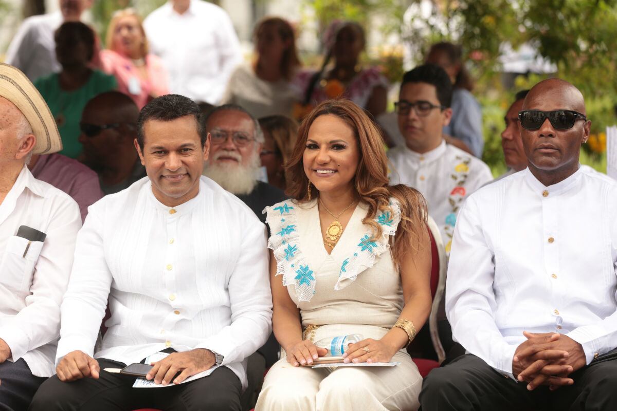 Sandra Sandoval participa en ceremonia de cremación de banderas en desuso