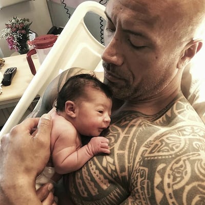 La Roca, piel a piel con su bebé, y otros padres famosos