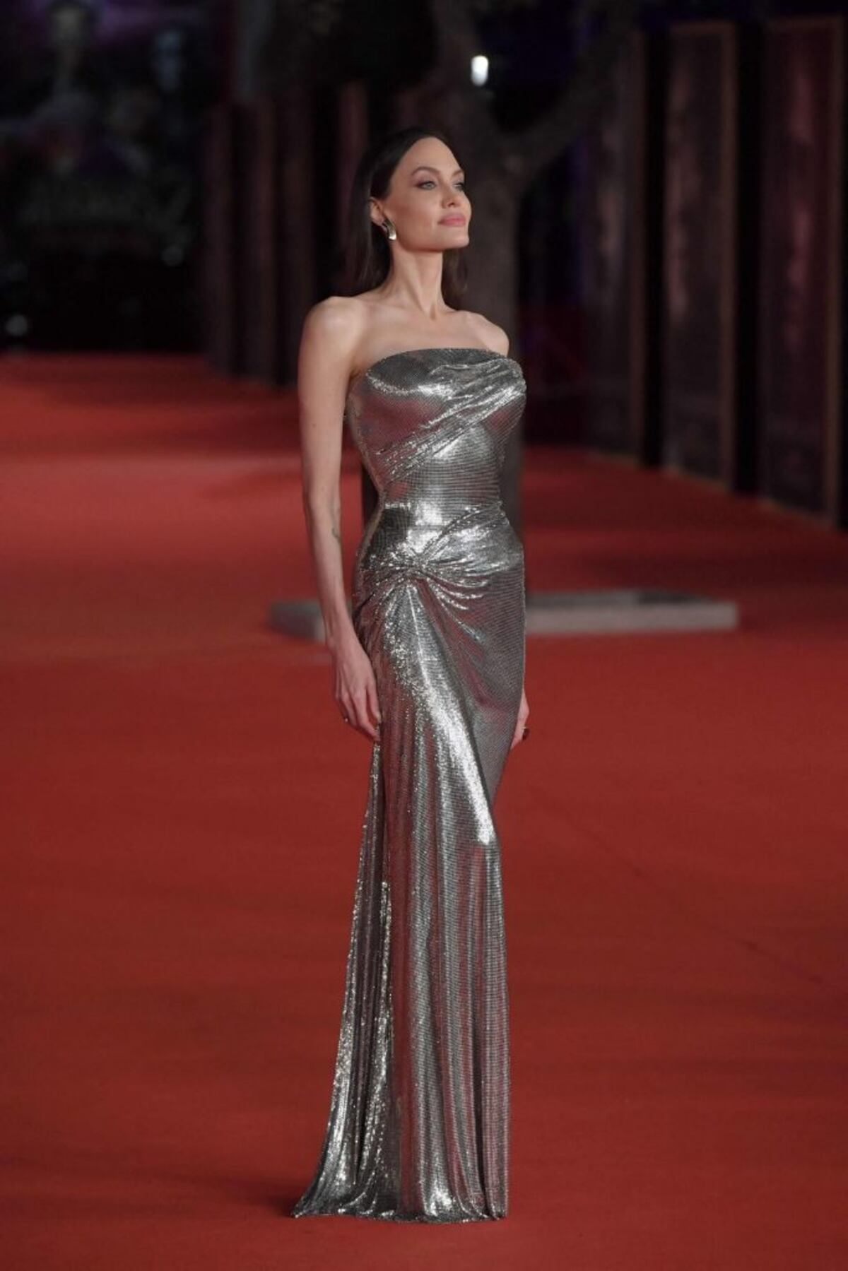 Los 5 ‘looks’ estelares de Angelina Jolie en la gira de Eternals