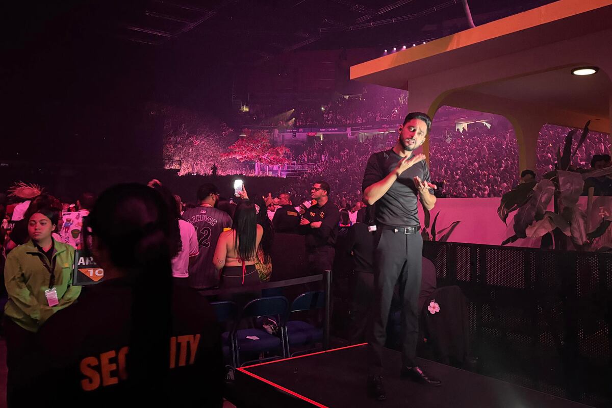 Bad Bunny pone a perrear a los sordos al ritmo de los intérpretes de señas en Puerto Rico