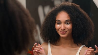 Así debe aplicarse el contorno de ojos para que sea efectivo 